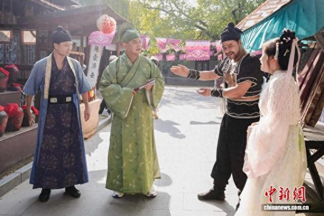 9月25日，游客体验短剧表演。横店影视城供图