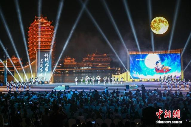 图为集中展演现场眉山市东坡区带来的表演唱《玉盘》。中新社记者 刘忠俊 摄 