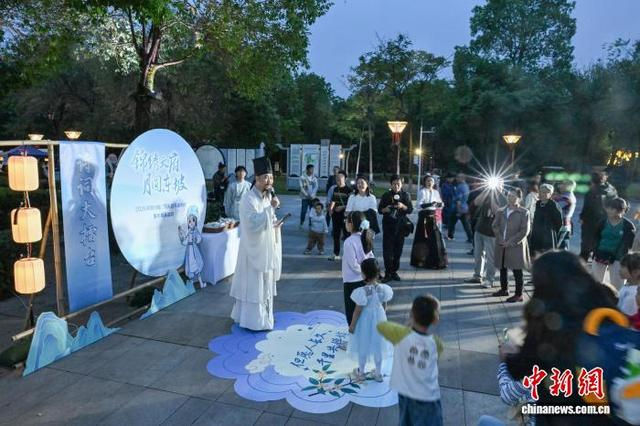 图为集中展演现场孩子们参与诗词大擂台活动。中新社记者 刘忠俊 摄 