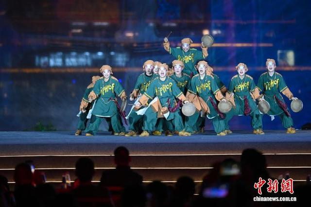 图为集中展演现场成都市带来的街舞《俑·安逸》。中新社记者 刘忠俊 摄 