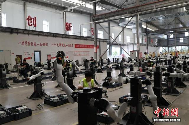 在珞石机器人生产车间，技术人员开展机器人调试作业。 陈宛婷 摄