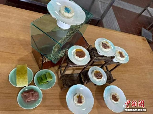近日，宁波学子“手搓”的“三臭”月饼。 宣佳含 摄