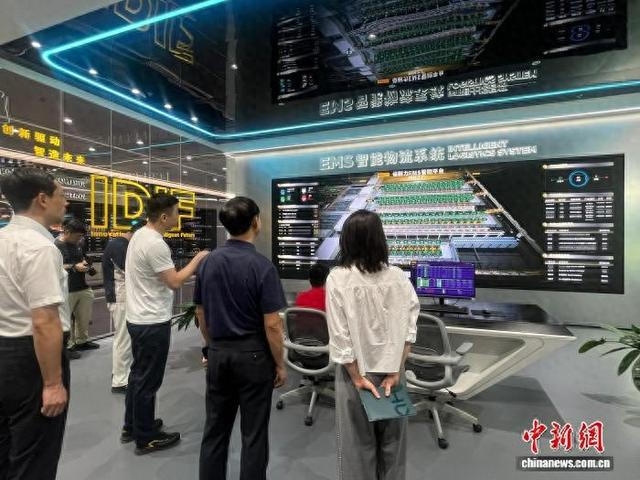 图为工作人员讲解EMS智能自动化物流系统。 陈宛婷 摄