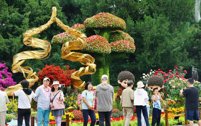 游客在天坛公园花坛处打卡。北京市公园管理中心供图