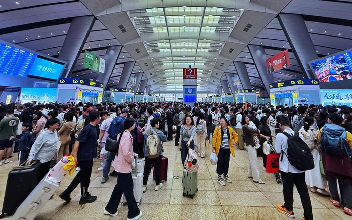 9月25日是中秋假期首日，北京南站迎来出行高峰。新京报记者 王贵彬 摄