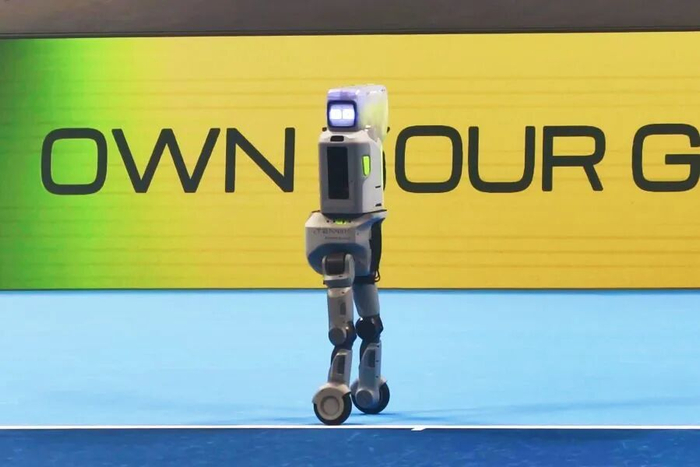 （图为英汉思动力与逐际动力合作开发的Tenniix ULTRA MAX）