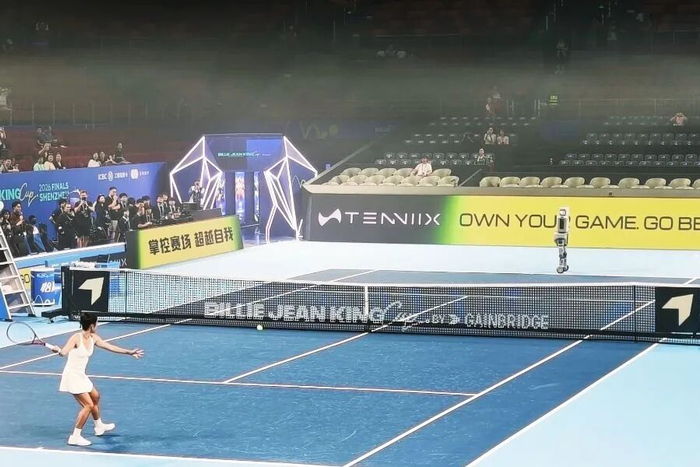 （图为网球名将王蔷正在与Tenniix ULTRA MAX对打）