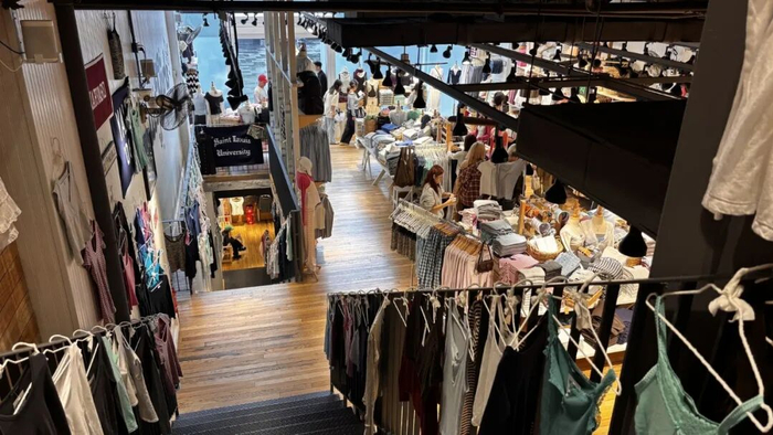 BM门店里顾客正在选购