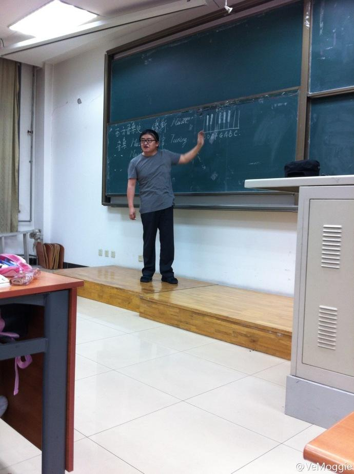 刘欢在外经贸的授课 图源@VeMoggie