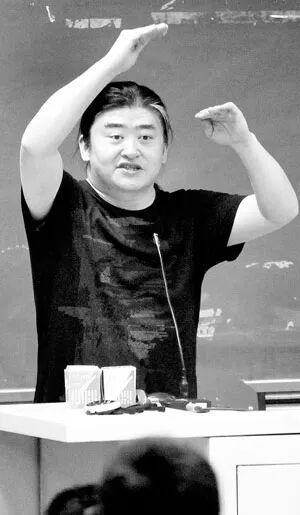 讲到兴起时，刘欢情不自禁地打着拍子讲解西方音乐 图片来源：对外经济贸易大学