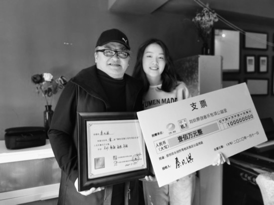 歌手秦凡淇为首届“刘欢原创音乐专项公益金”第一笔百万元资助款获得者。图片取自网络