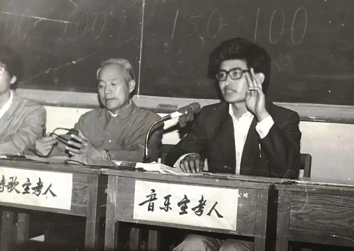 刘欢在校担任歌唱比赛评审
