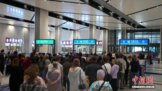 旅客准备过关。绥芬河出入境边防检查站供图