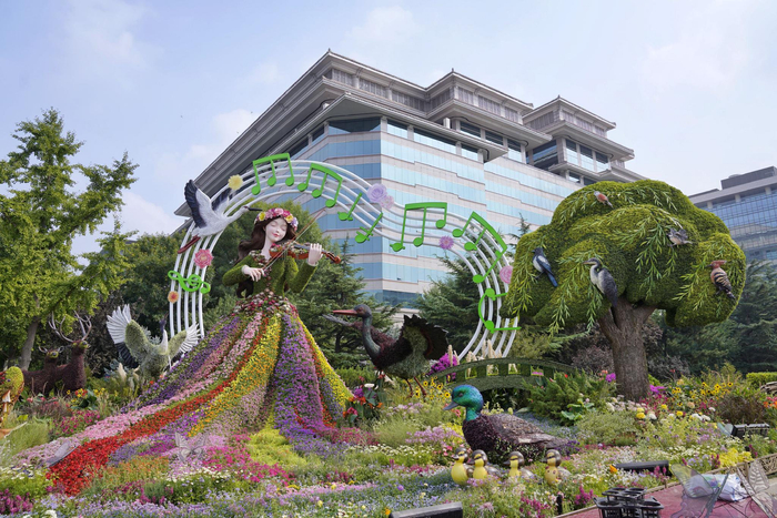 西单东南角——“和谐共生”花坛。新京报记者 薛珺 摄