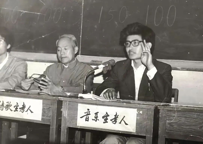 刘欢校友在校担任歌唱比赛评审