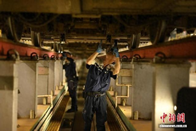 深圳动车所检修库，动车检修师正在作业。国铁广州局 供图