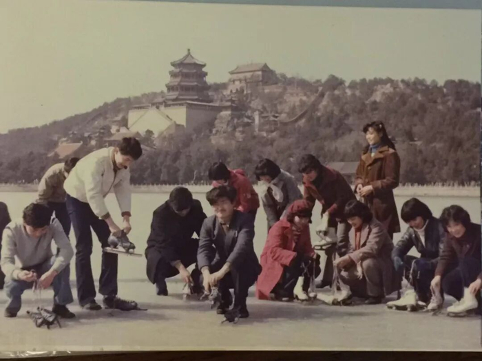 刘欢校友与学生在颐和园滑冰