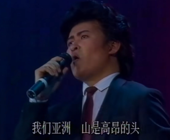 刘欢在1990年元旦晚会上与韦唯表演《亚洲雄风》 图源：B站