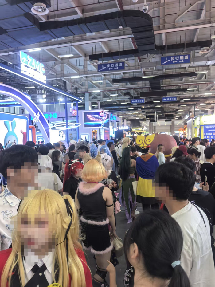 爱好者与coser合影“集邮”（作者摄）