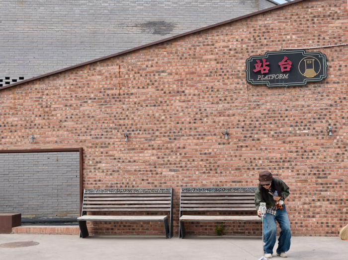 “站台”是平遥国际电影展标志性的露天放映场地，也是游客与电影爱好者的“必打卡地”。郝璐瑶/摄