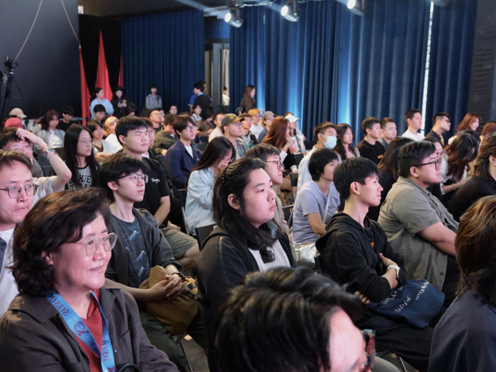 电影爱好者聆听行业嘉宾的创作分享与感悟。郝璐瑶/摄