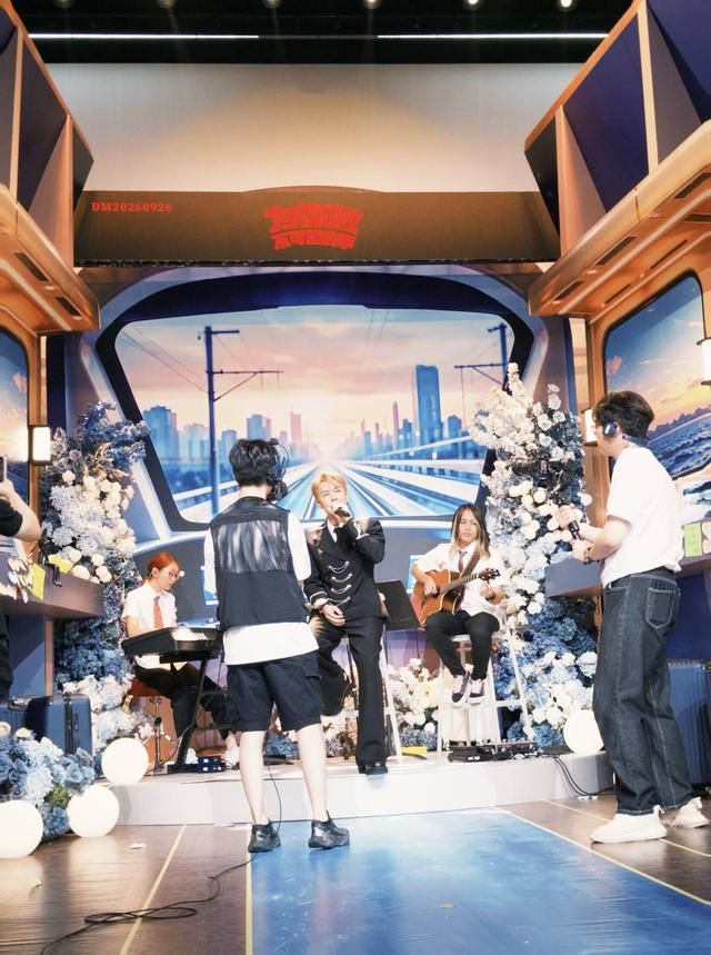 吴克群和团队，为抗癌男孩道明搭建“爱的列车”线上演唱会。Leo 摄