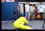 胡军李乃文给向左当助理！被向左抽象拍摄看愣了！两人被传染