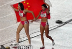 吴艳妮林雨薇手拉手