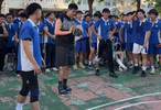 郭艾伦现身宝一外校园，与学子零距离互动！兄弟放话：原片直发，不剪辑不修饰