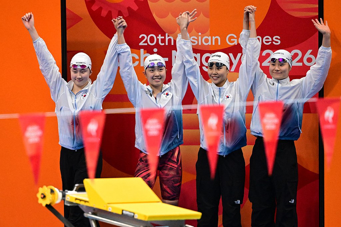 参加女子4×100米混合泳接力决赛的4名韩国队队员。