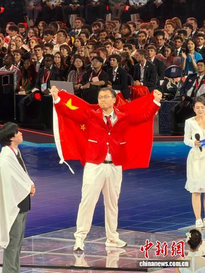9月27日晚，中国选手李金泽在第48届世界技能大赛全新设立的智慧安防技术项目中摘得金牌。 郭春江供图