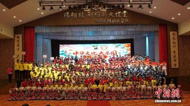 图为参加活动嘉宾和师生们合影留念。广西师范大学 供图