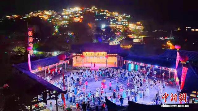 夜幕下的广东清远连南千年瑶寨热闹非凡。连南千年瑶寨 供图