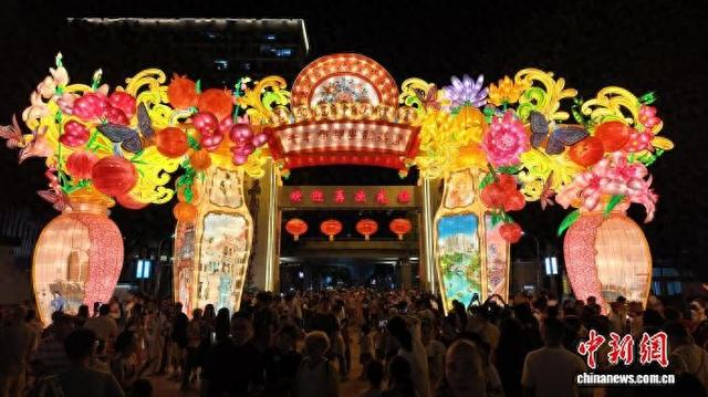 广州文化公园举办中秋灯会。邹卫 摄