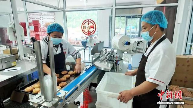 立足传统、对接市场，当地月饼生产企业围绕消费需求开展全方位升级。和顺县融媒体中心供图