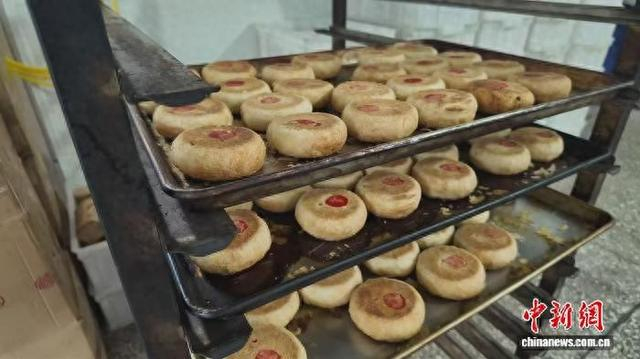 寒湖月饼作为山西省和顺县特色非遗美食，依托百年吊炉手工技艺，承载着太行地域饮食文化。和顺县融媒体中心供图