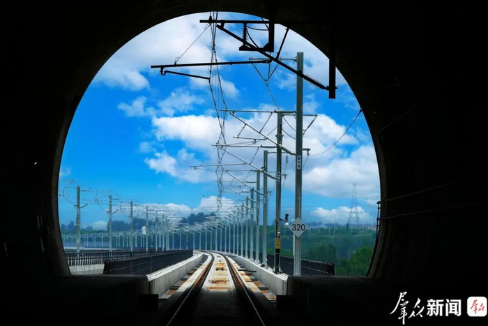 图为8月19日，西康高铁秦岭太兴山隧道进口接触网。
