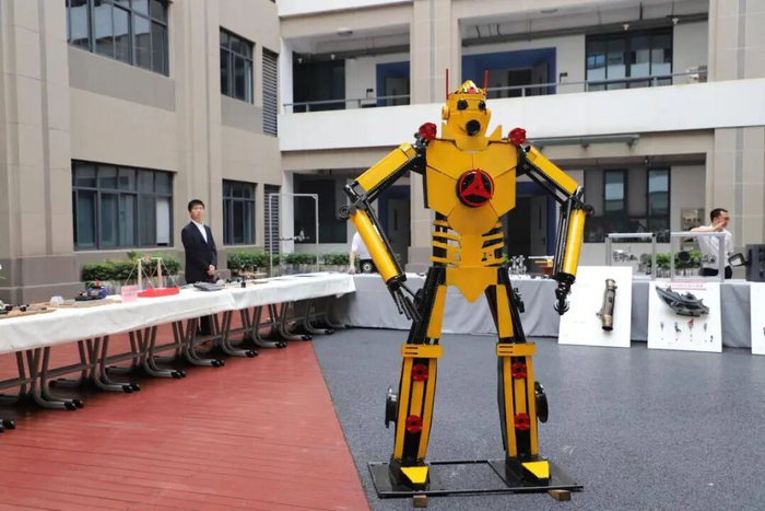 湖南三一职院学生用车间废旧钢板打造出2.3米高的“变形金刚”——废金属也能酷酷地“重生”。图源：潇湘晨报