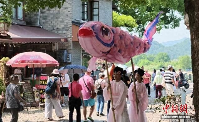 鱼灯踩街。莲都区融媒体中心供图