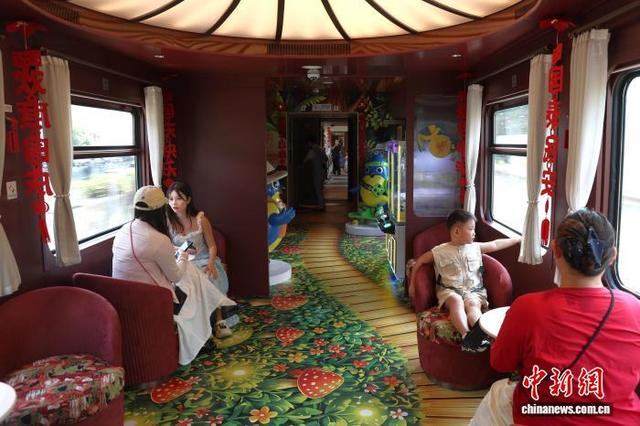 9月27日，江西南昌，旅客乘坐“大美上饶”主题观光列车。中新社记者 刘占昆 摄