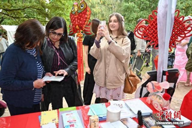 当地时间9月26日，一年一度的中秋节庆祝活动在柏林世界公园举行。图为观众在中国文化体验展台参观。柏林中国文化中心 供图