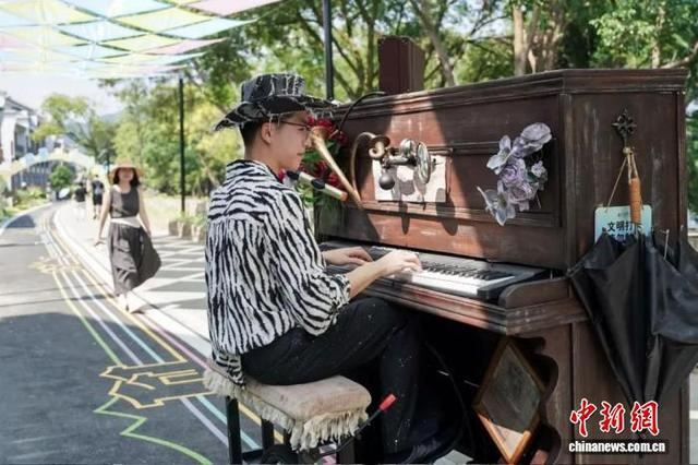 “行走的音符”钢琴弹奏。莲都区融媒体中心供图