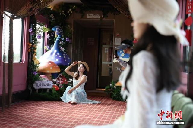 9月27日，江西南昌，旅客在“大美上饶”主题观光列车特色主题车厢拍照打卡。中新社记者 刘占昆 摄