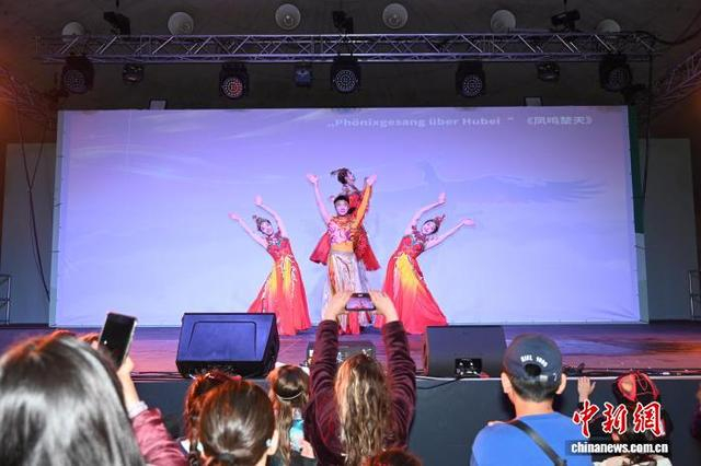 当地时间9月26日，一年一度的中秋节庆祝活动在柏林世界公园举行。图为舞蹈《凤鸣楚天》表演。柏林中国文化中心 供图
