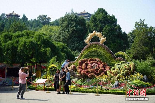 游客在景山公园游玩。北京市公园管理中心供图