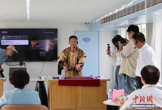 图为“齐鲁号”游船上的仙人摘豆戏法表演。赵晓 摄
