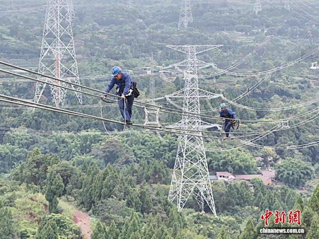 电力工人正在对500千伏天林Ⅰ、Ⅱ线进行走线验收。徐欣 摄