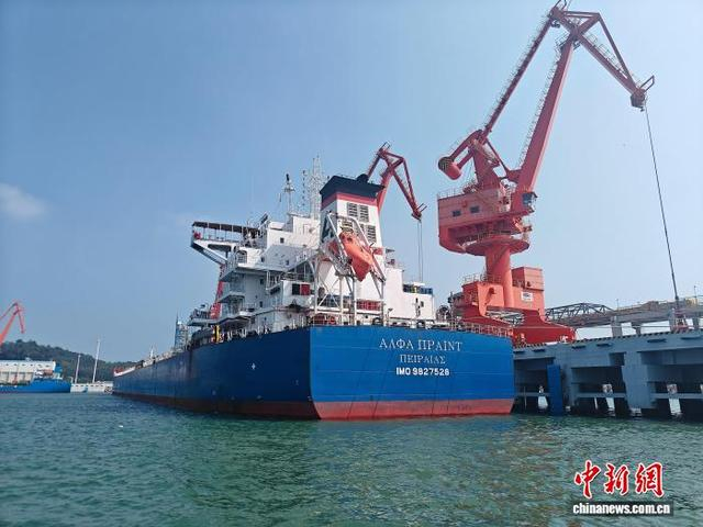 “阿尔法骄傲”轮顺利直靠码头。柯杪雨 摄