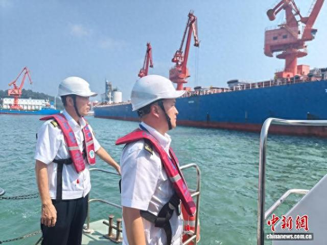 潮州海事执法人员现场护航，保障“阿尔法骄傲”轮安全靠泊、顺利卸货。柯杪雨 摄