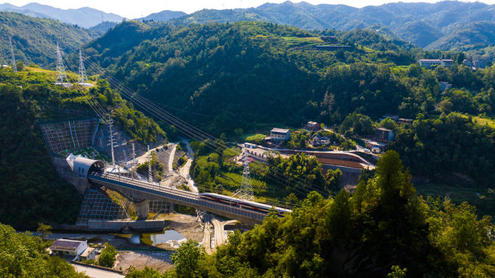 西渝高铁西康段穿越秦岭山脉，开通运营后，西安东站至安康西站最快45分钟可达。国铁集团供图